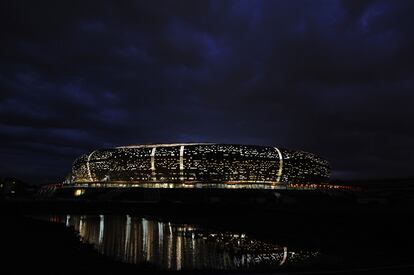 Vista nocturna del estadio de Soweto, una de las sedes del Mundial de Sudáfrica, que arranca el próximo 11 de julio.