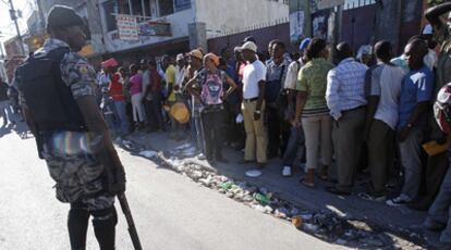 Cola frente a la oficina de emigración en Puerto Príncipe para intentar salir del país.