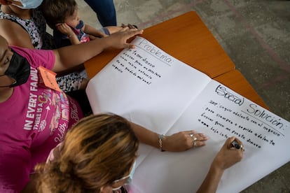 Varias mujeres hondureñas en riesgo de desplazamiento atienden sus clases para emprender y ser autónomas en la comunidad rural 23 de septiembre, en Honduras.