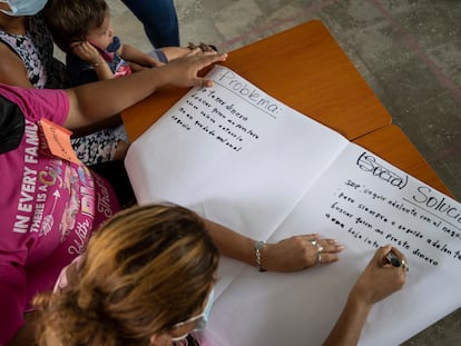 Varias mujeres hondureñas en riesgo de desplazamiento atienden sus clases para emprender y ser autónomas en la comunidad rural 23 de septiembre, en Honduras.