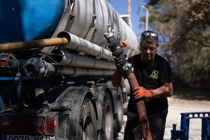 José Sánchez, camionero, manipula la cuba para dar suministro al deposito municipal de Castellcir, en la comarca del Moianès.