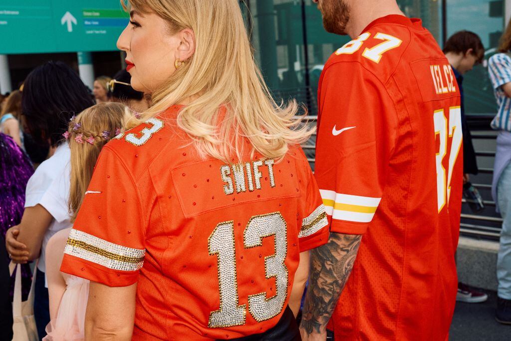 Fans con camisetas de fúbtol americano con los nombres de Swift y Kelce y los números 13 y 87 para representarlos a ambos.