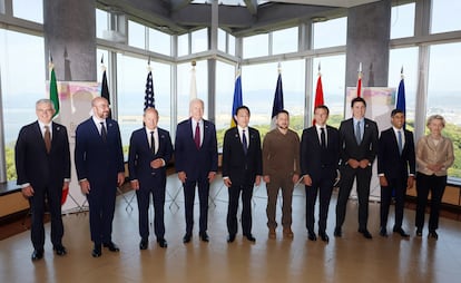 Desde la izquierda, el embajador italiano en Japón, Gianluigi Benedetti; el presidente del Consejo Europeo, Charles Michel; el canciller alemán, Olaf Scholz; el presidente de EE UU, Joe Biden; el primer ministro de Japón, Fumio Kishida; el presidente ucranio, Volodímir Zelenski; el presidente francés, Emmanuel Macron; los primeros ministros de Canadá, Justin Trudeau, y Reino Unido, Rishi Sunak, y la presidenta de la Comisión Europea, Ursula von der Leyen, en una foto de grupo durante el G-7, este domingo en Hiroshima.