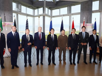 Desde la izquierda, el embajador italiano en Japón, Gianluigi Benedetti; el presidente del Consejo Europeo, Charles Michel; el canciller alemán, Olaf Scholz; el presidente de EE UU, Joe Biden; el primer ministro de Japón, Fumio Kishida; el presidente ucranio, Volodímir Zelenski; el presidente francés, Emmanuel Macron; los primeros ministros de Canadá, Justin Trudeau, y Reino Unido, Rishi Sunak, y la presidenta de la Comisión Europea, Ursula von der Leyen, en una foto de grupo durante el G-7, este domingo en Hiroshima.