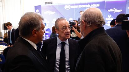 El presidente del Real Madrid, Florentino Pérez, y Joan Laporta, presidente del FC Barcelona, con Jaume Roures, presidente de MediaPro, en Madrid en 2022.