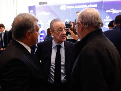 El presidente del Real Madrid, Florentino Pérez, y Joan Laporta, presidente del FC Barcelona, con Jaume Roures, presidente de MediaPro, en Madrid en 2022.