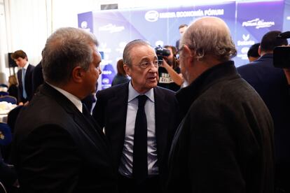 El presidente del Real Madrid, Florentino Pérez, y Joan Laporta, presidente del FC Barcelona, con Jaume Roures, presidente de MediaPro, en Madrid en 2022.