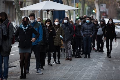 Colas ante unos laboratorios de Barcelona para la detección de covid-19.