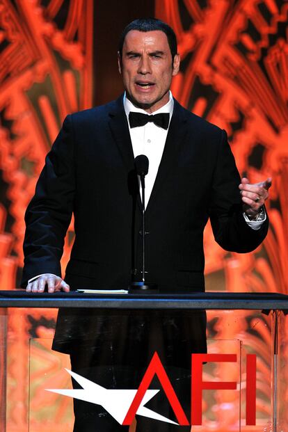 John Travolta reapareció para homenajear a Shirley MacLaine