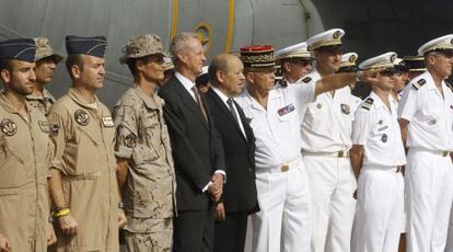 Los ministros de defensa Pedro Moren&eacute;s y Jean-Yves Le Drian con las tropas espa&ntilde;olas y francesas en Dakar.