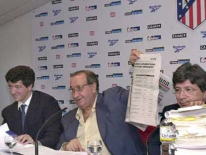 Jesús Gil , su hijo Miguel Ángel, a su derecha, y Enrique Cerezo, presidente del Atlético, en una foto de archivo.