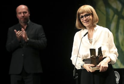 La montadora navarra, Julia Juaniz, agradece el premio Zinemira durante la gala del Cine Vasco celebrada hoy en el teatro Victoria Eugenia, en el marco del Festival Internacional de Cine de San Sebastián.