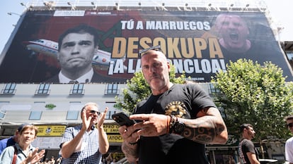 El líder de Desokupa, Dani Esteve, junto a la lona que financió en Madrid el pasado 3 de julio. 