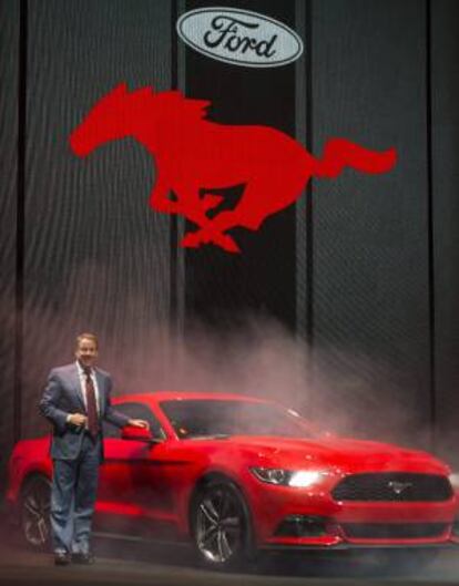 El presidente ejecutivo de Ford Motor Company, Bill Ford, posa ante el nuevo Ford Mustang, que ha sido presentado hoy en Barcelona.