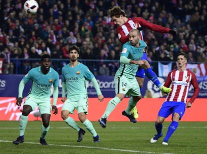 Antoine Griezmann (arriba), del Atlético de Madrid, marca gol frente al Barcelona.