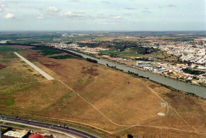 Vista aérea de los terrenos del antiguo aeródromo militar de Sevilla, ahora conocidos como dehesa de Tablada.