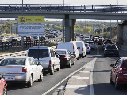 Atasco de veh&iacute;culos en la autov&iacute;a A-5.