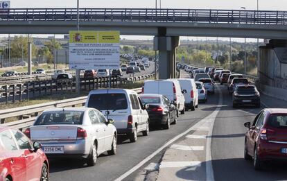 Atasco de veh&iacute;culos en la autov&iacute;a A-5.