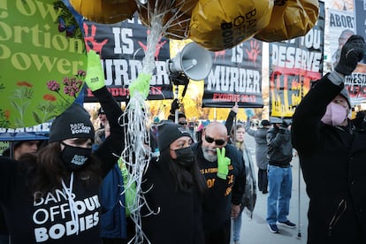 Manifestantes a favor y en contra del aborto frente al Tribunal Supremo de EE UU