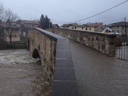 Puente de Arre, en Navarra, desde donde el hombre ha confesado que ha tirado el cuerpo de su pareja tras estrangularla.