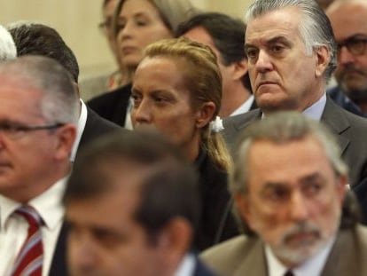  El extesorero del PP Luis B&aacute;rcenas (c, arriba), junto a Francisco Correa (d, abajo), presunto cabecilla de la trama G&uuml;rtel, Pablo Crespo (i), exsecretario de Organizaci&oacute;n del PP de Galicia y supuesto n&uacute;mero dos de la trama, y Carmen Rodr&iacute;guez (2i), ex esposa de Francisco Correa, durante el juicio por el caso G&uuml;rtel que ha comenzado en la sede de la Audiencia Nacional de San Fernando de Henares. EFE/Chema Moya 