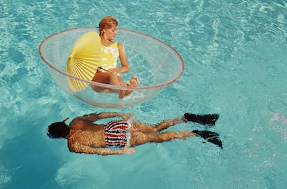 Una estampa típicamente veraniega: Una pareja se relaja en una piscina en 1965. ¿Qué olor le evoca? Posiblemente a cloro y bronceador.