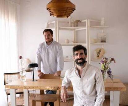 De pie Joan Álvarez, junto a Maurici Badía, socios fundadores de la empresa Hannun.
