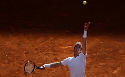 Andy Murray sirve durante el partido contra Copil.