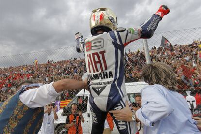 Jorge Lorenzo celebra su triunfo con la grada del circuito de Cheste.