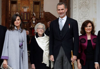 Los Reyes, acompañados por la vicepresidenta del Gobierno, Carmen Calvo (primera por la derecha) posan con la poeta uruguaya Ida Vitale, a su llegada al Paraninfo de la Universidad de Alcalá.