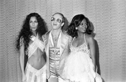 El conjunto creado por Bob Mackie se lo volvió a poner en más ocasiones. En la imagen, tomada en 1975 en Los Ángeles (EE UU), Cher posa junto a los cantantes Elton John y Diana Ross.