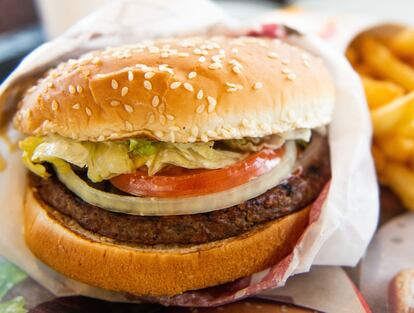 Burger King ha lanzado en Estados Unidos Impossible Whopper, su primera hamburguesa vegetariana que 'sangra'.