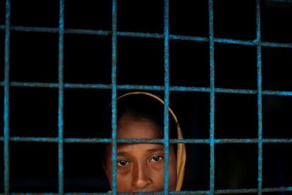 Una refugiada rohingya que cruzó la frontera desde Myanmar en una ventana de la escuela que se utiliza como refugio en el campo de refugiados de Kotupalang, cerca de Cox's Bazar, Bangladés. 