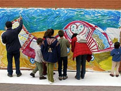 Vecinos de El Pozo del Tío Raimundo pintan un mural en homenaje a las víctimas del 11-M.