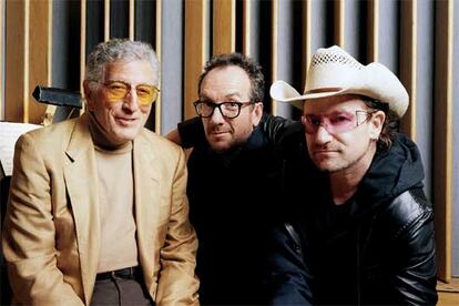 Tony Bennett ( a la izquierda), con Elvis Costello y Bono ( a la derecha), durante la producción del álbum <i>Duets: an american classic.</i>