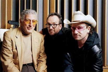 Tony Bennett ( a la izquierda), con Elvis Costello y Bono ( a la derecha), durante la produccin del lbum <i>Duets: an american classic.</i>