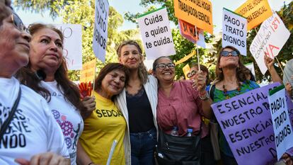 La ministra de Trabajo, Yolanda Díaz, junto a empleadas domésticas en una concentración feminista, el 9 de junio en Madrid.