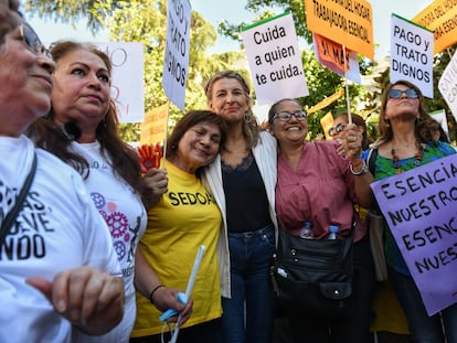 La ministra de Trabajo, Yolanda Díaz, junto a empleadas domésticas en una concentración feminista, el 9 de junio en Madrid.