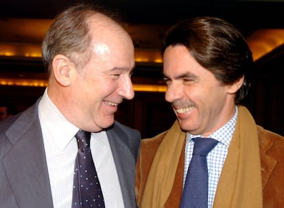 El director gerent del Fons Monetari Internacional (FMI), Rodrigo Rato, al costat de l'expresident del Govern José María Aznar, moments abans de pronunciar una conferència organitzada per la Fundació per a l'Anàlisi i els Estudis Socials (FAES), en què va analitzar els reptes i les oportunitats que ofereix Amèrica Llatina. 26 de novembre de 2004.