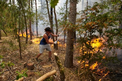 Vecinos voluntarios de varias localidades navarras y aragonesas participan en la extinción del incendio forestal en Sigües