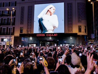 Rosalía promociona su nuevo disco Lux en la plaza de Callao en Madrid