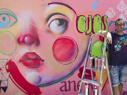 Los artistas Betty Bundy y Javier Serrano realizan una obra en el Soho.