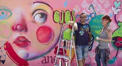 Los artistas Betty Bundy y Javier Serrano realizan una obra en el Soho.