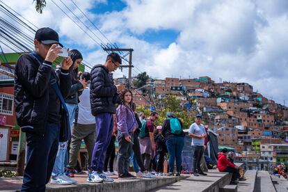 Un grupo de estudiantes durante el recorrido 'Ruta de la Esperanza'.