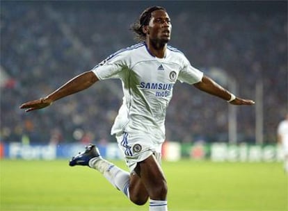 Drogba festeja un gol con el Chelsea