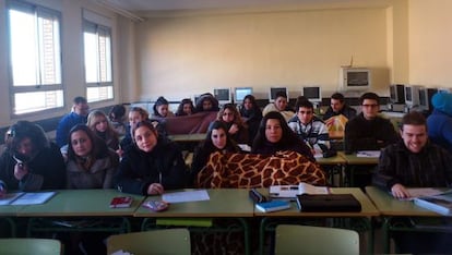 Alumnos del IES Muro d'Alcoi reciben clase con mantas por cortes en la calefacción.