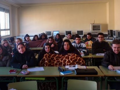 Alumnos del IES Muro d'Alcoi reciben clase con mantas por cortes en la calefacción.