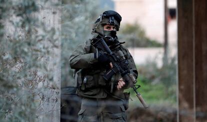 Un soldado israel durante una redada en Yenn (Cisjordania).