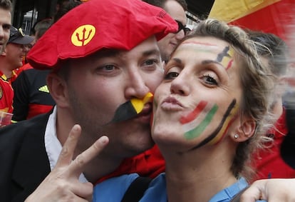 Italianos y belgas hermanados antes del comienzo del partido. 