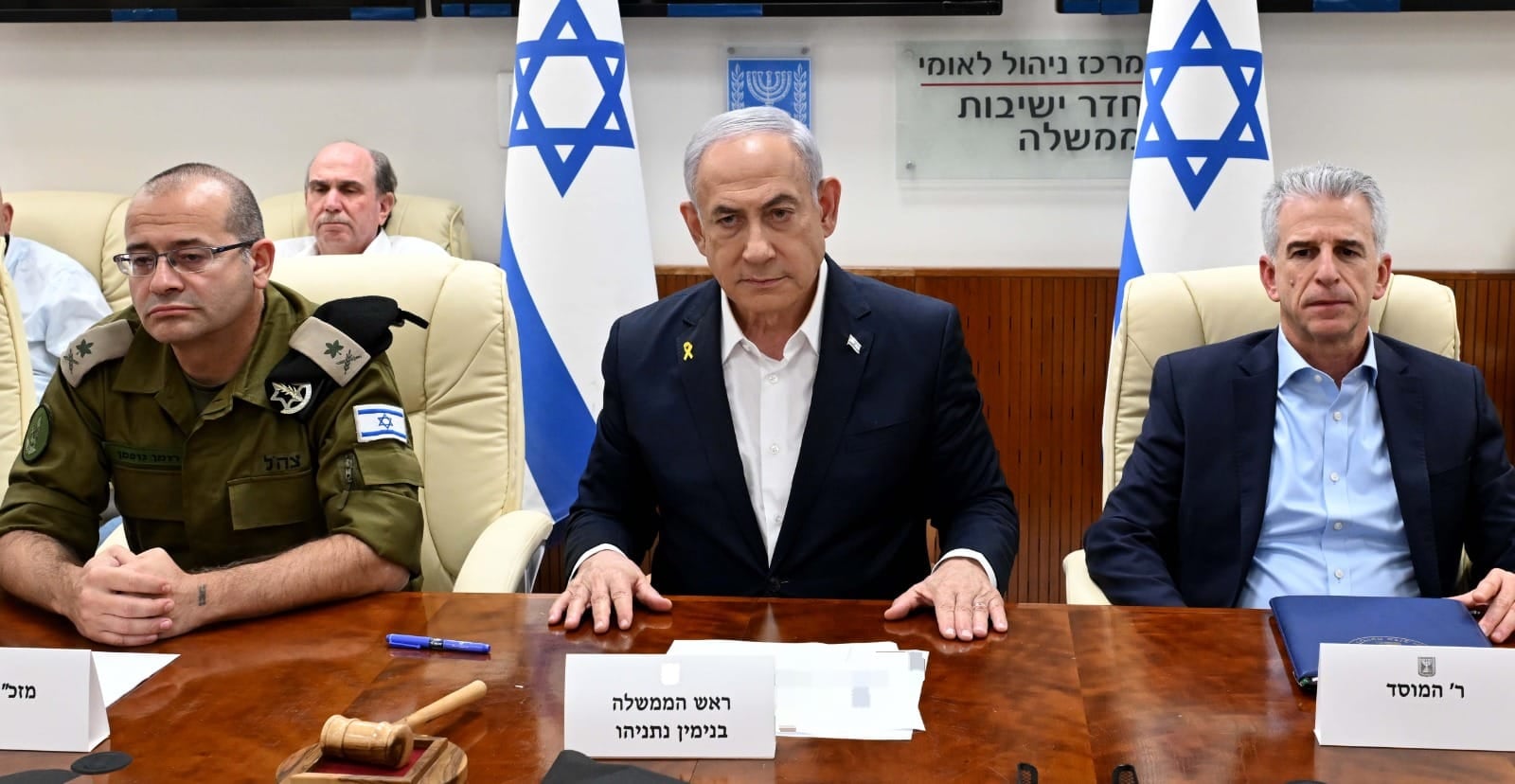 TEL AVIV (ISRAEL), 01/10/2024.- El primer ministro israelí, Benjamín Netanyahu (c), aseguró este martes, tras el ataque con más de un centenar de misiles desde Irán, que la república islámica "cometió un gran error esta noche, y pagará por ello". El mensaje de Netanyahu, al comienzo de una reunión del Gobierno, son sus primeras declaraciones desde que Irán la noche de este martes lanzase unos 180 misiles contra el país, obligando a millones de personas a buscar refugio. EFE/ Oficina De Prensa Del Gobierno Israelí/SÓLO USO EDITORIAL/SÓLO DISPONIBLE PARA ILUSTRAR LA NOTICIA QUE ACOMPAÑA (CRÉDITO OBLIGATORIO)
